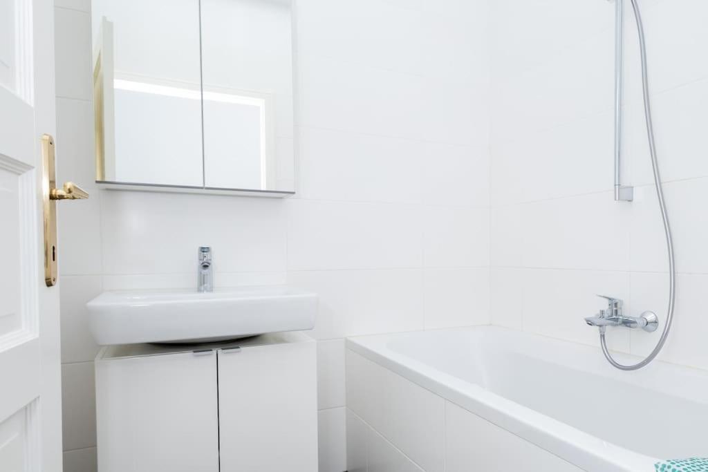 Orestaliving- 3Br On The Daube Canal/Friedensbruecke ウィーン エクステリア 写真